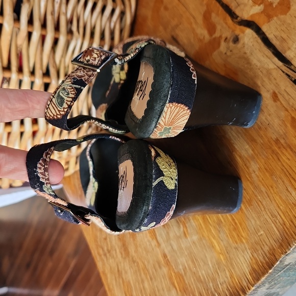 Very Volatile Canvas Floral Shoes - Picture 3 of 16